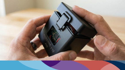 Klikvingers van een 3D-geprinte behuizing sluiten een deksel zonder schroeven