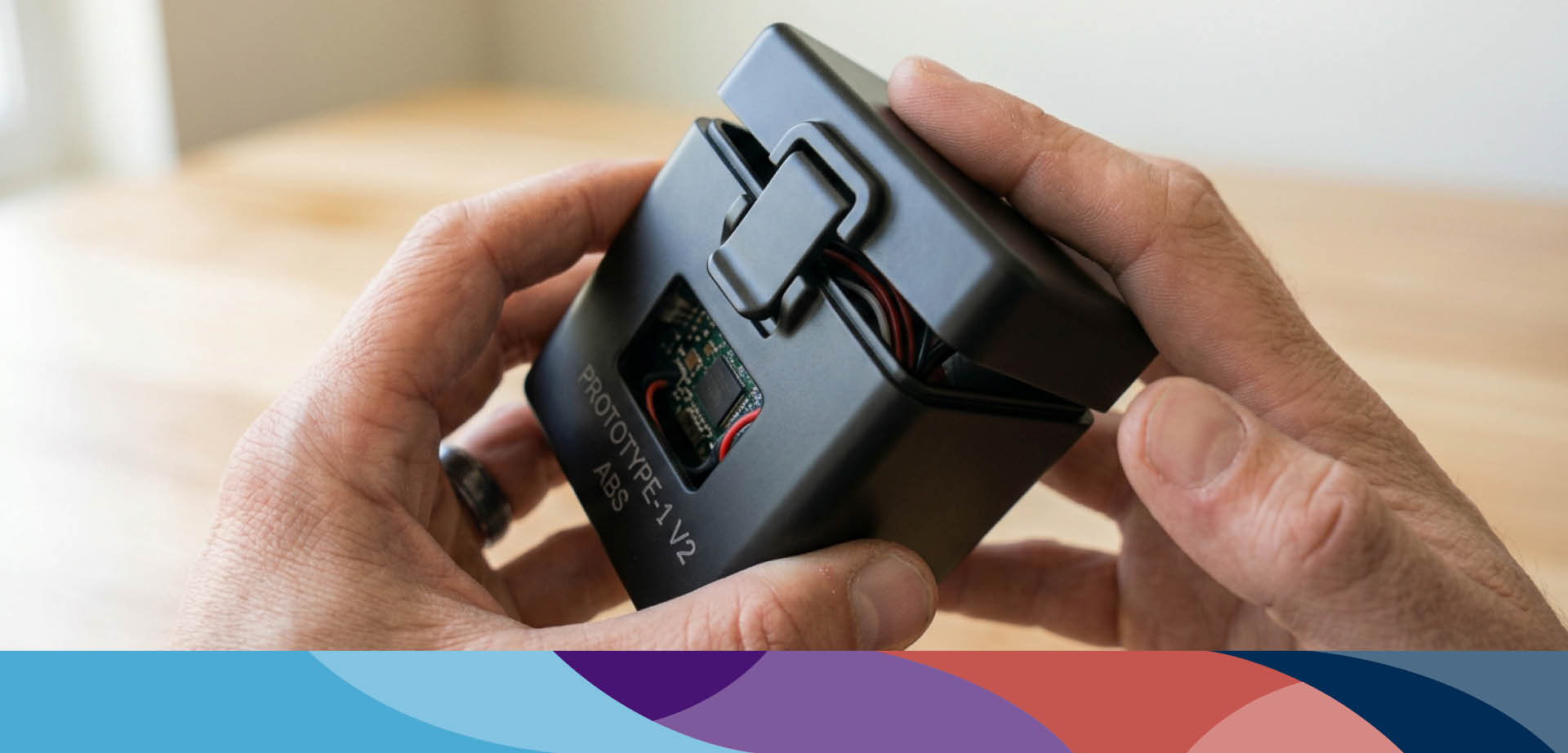 Klikvingers van een 3D-geprinte behuizing sluiten een deksel zonder schroeven